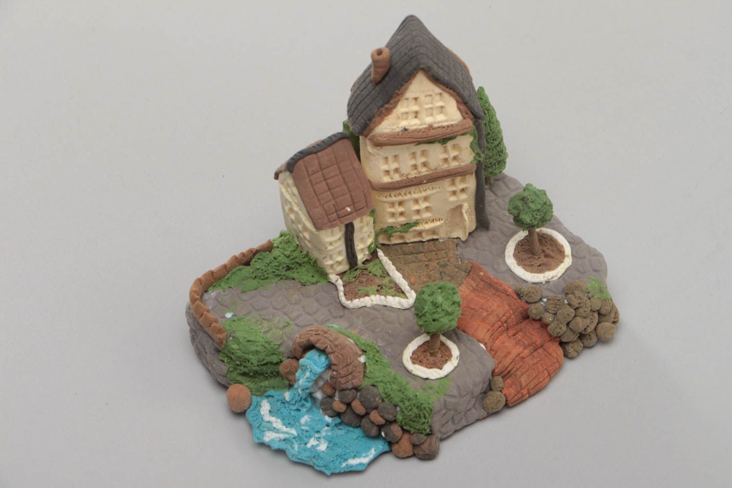 Figurine maison en pâte polymère miniature peinte originale faite main photo 4