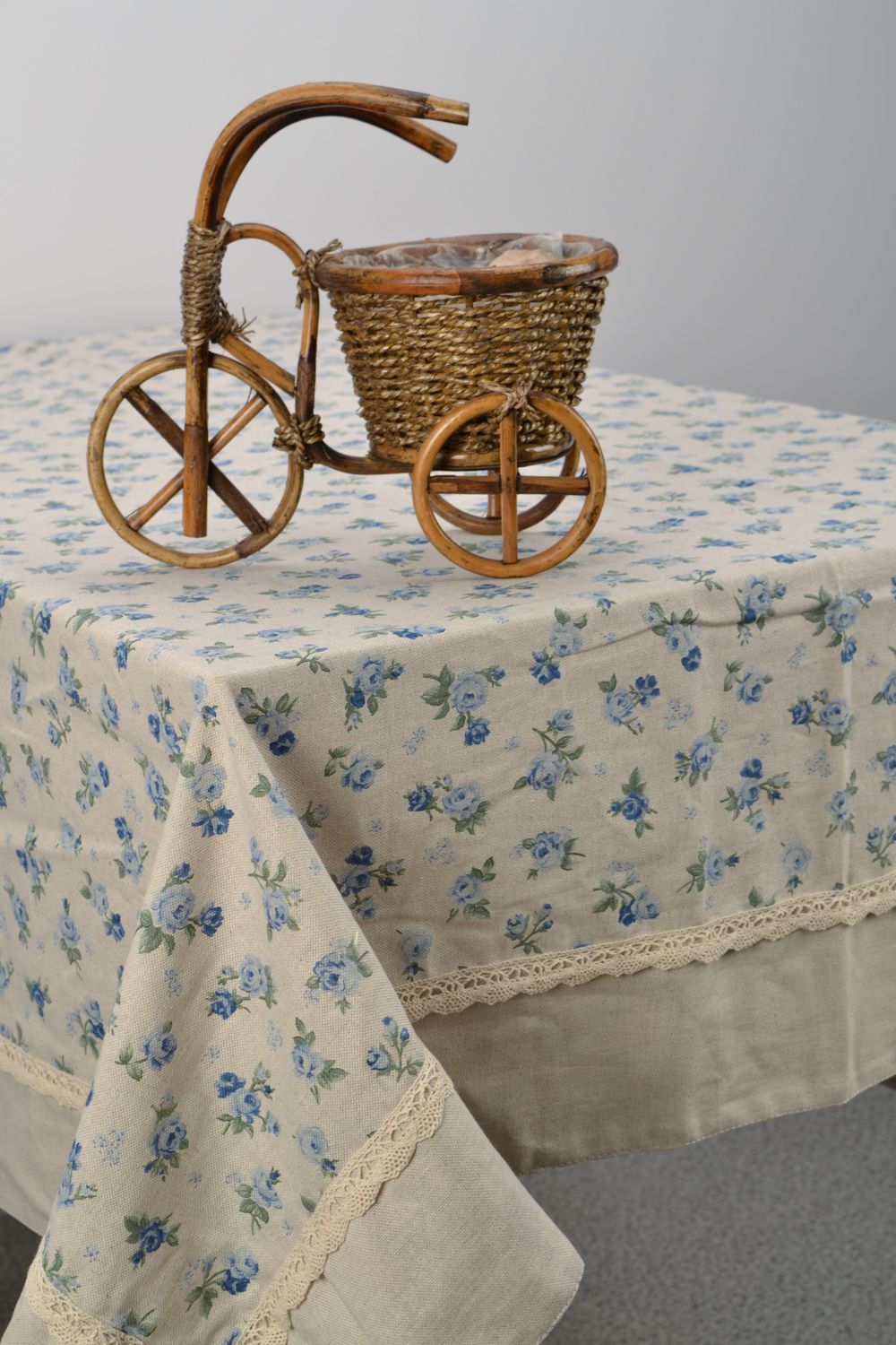 Handgemachte Decke für rechteckigen Tisch mit Klöppelei und Rand foto 1