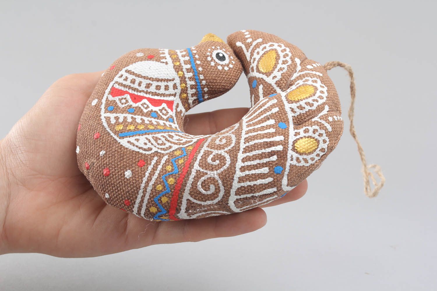 Pingente decorativo artesanal de têxtil impregnado com decocção de café Pomba foto 5