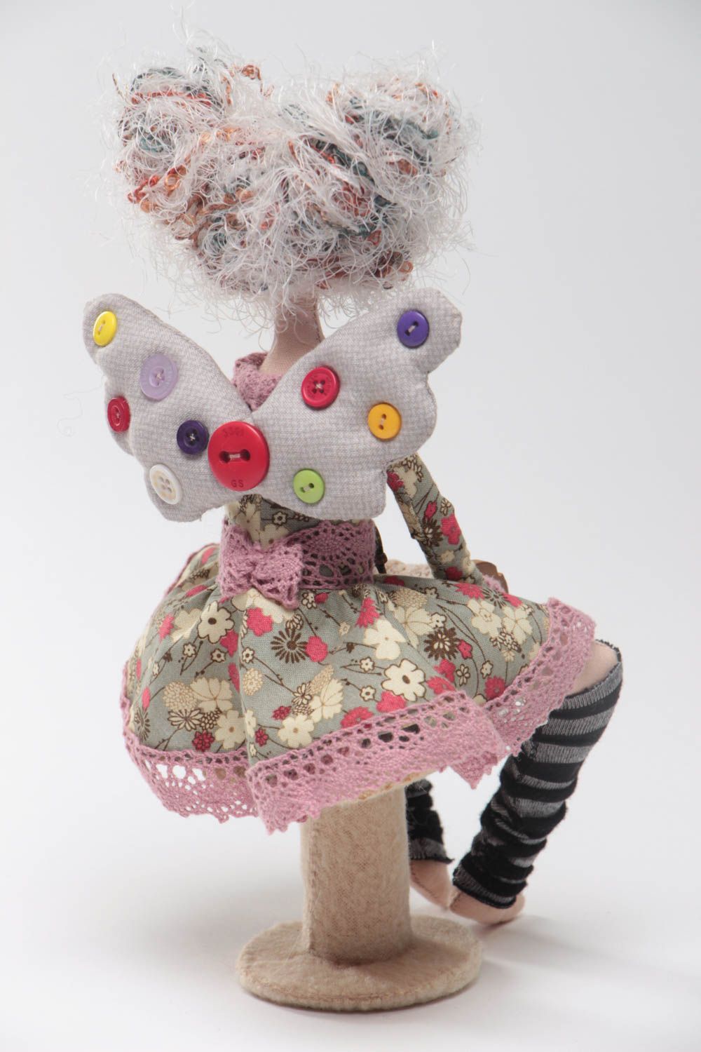 Muñeca de tela bonita artesanal chica con alitas en puf foto 4