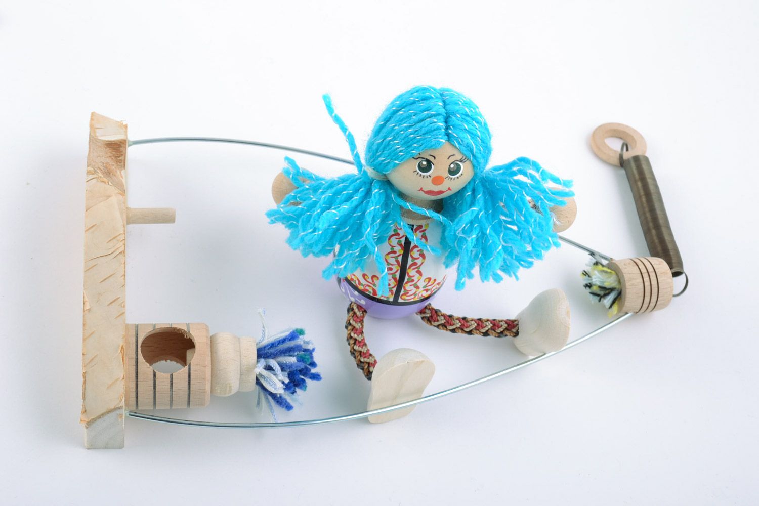 Petit jouet fait main poupée en bois peinte aux cheveux bleus cadeau enfant photo 5