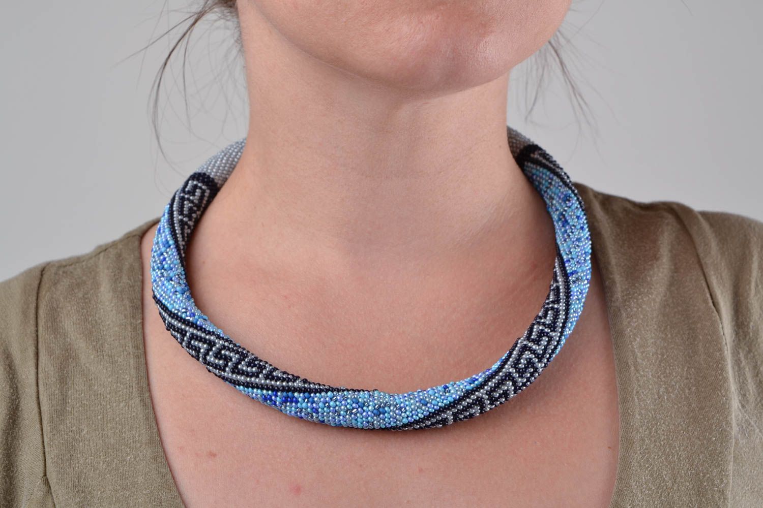 Голубое ожерелье из бисера ручной работы с геометрическим орнаментом красивое фото 1
