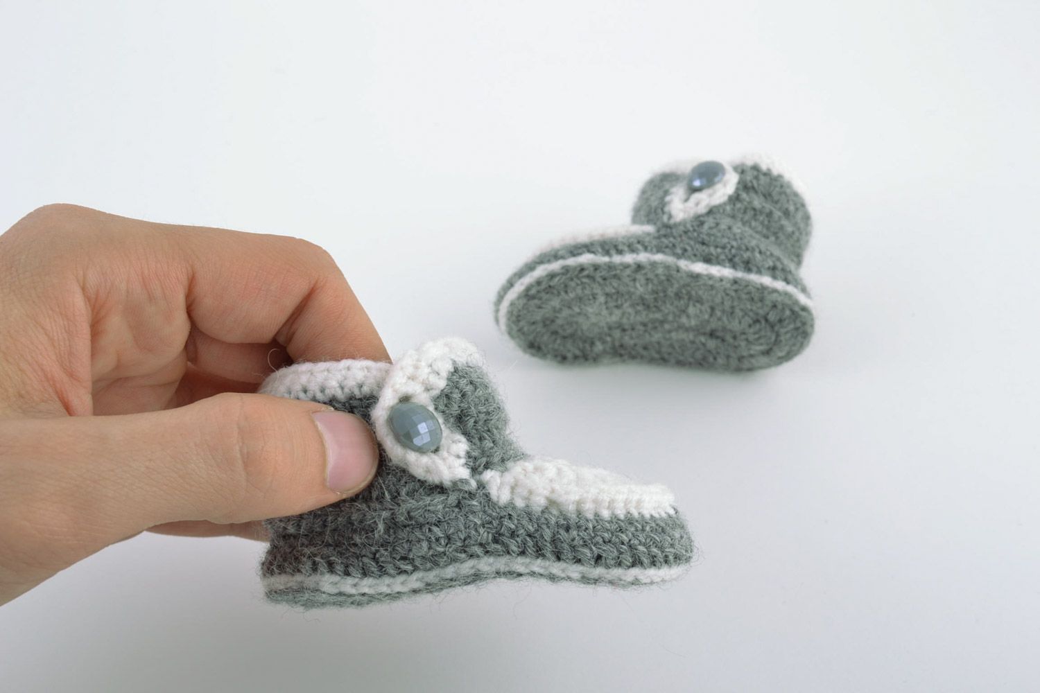 Chaussons de bébé tricotés aux aiguilles en laine de couleurs gris-blanc photo 4