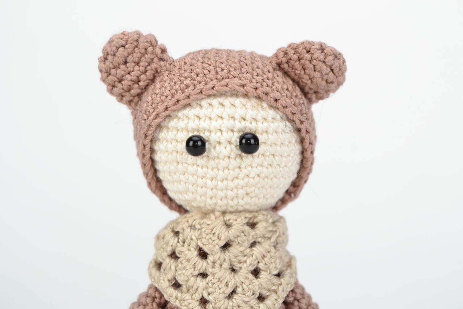 Вязаная игрушка кукла в костюме медвежонка коричневая маленькая ручной работы  фото 3