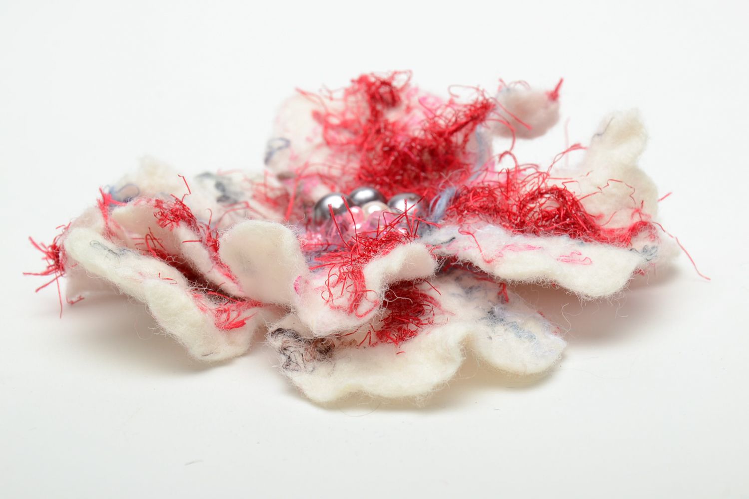 Broche original con flor de lana foto 4