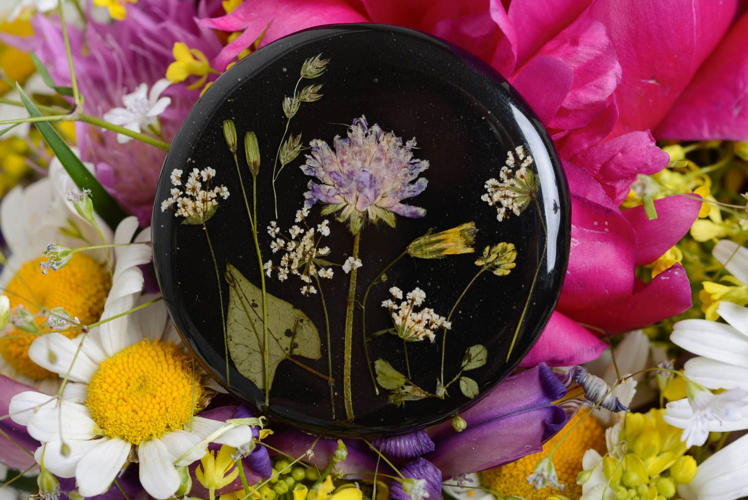 Broche en pâte polymère ronde noire avec fleurs séchées originale faite main photo 1