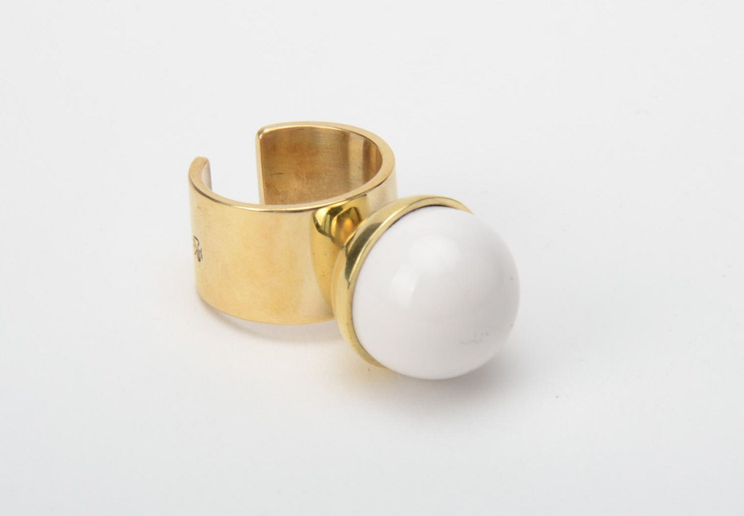 Объемный перстень с бусиной из фаянса белый металлический ручной работы женский фото 3