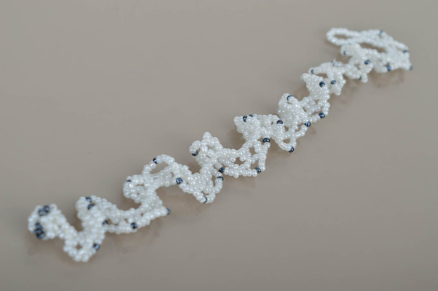 Браслет ручной работы браслет из бисера белый красивый дизайнерское украшение фото 3