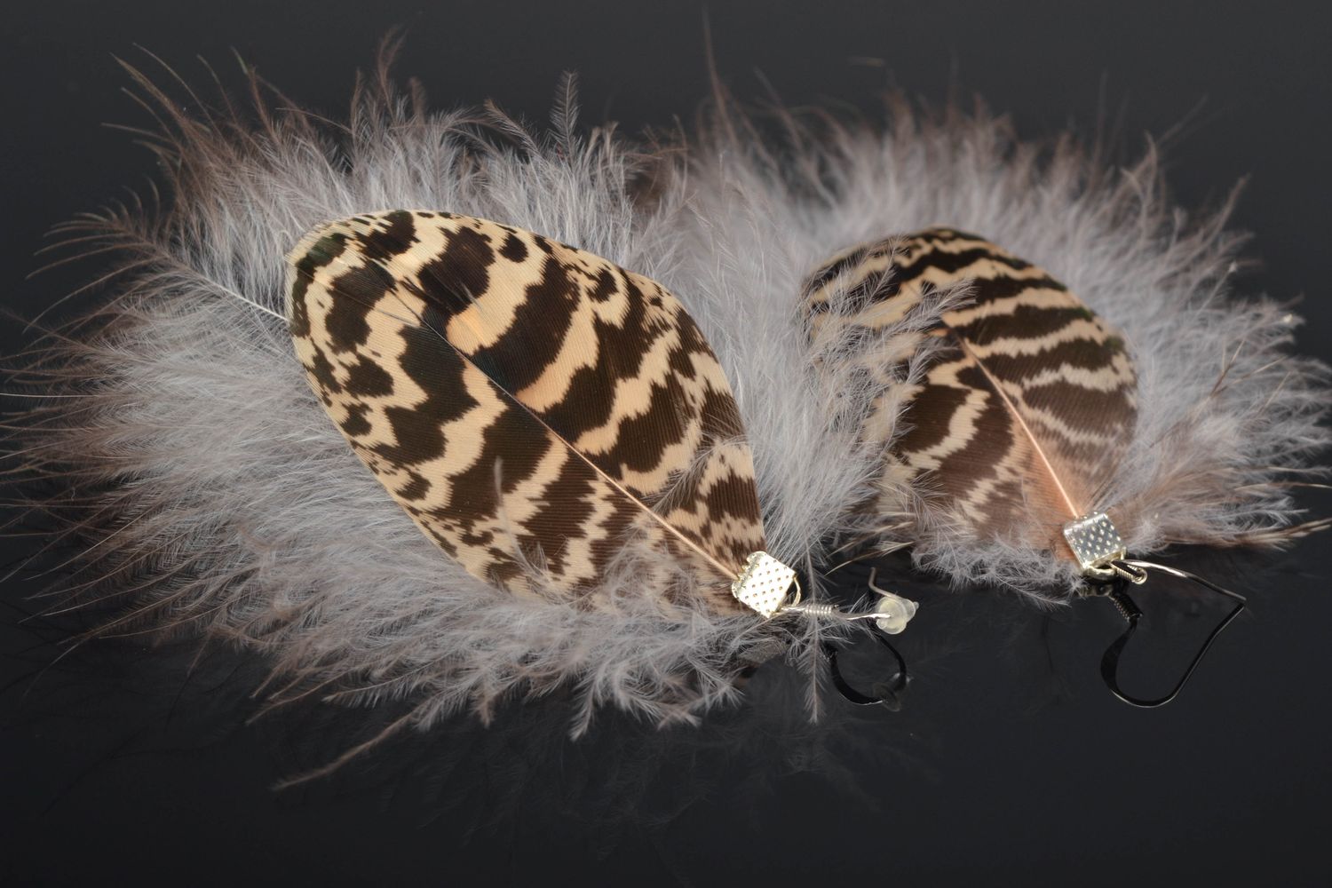 Серьги из павлиньих перьев с хрусталиками фото 1