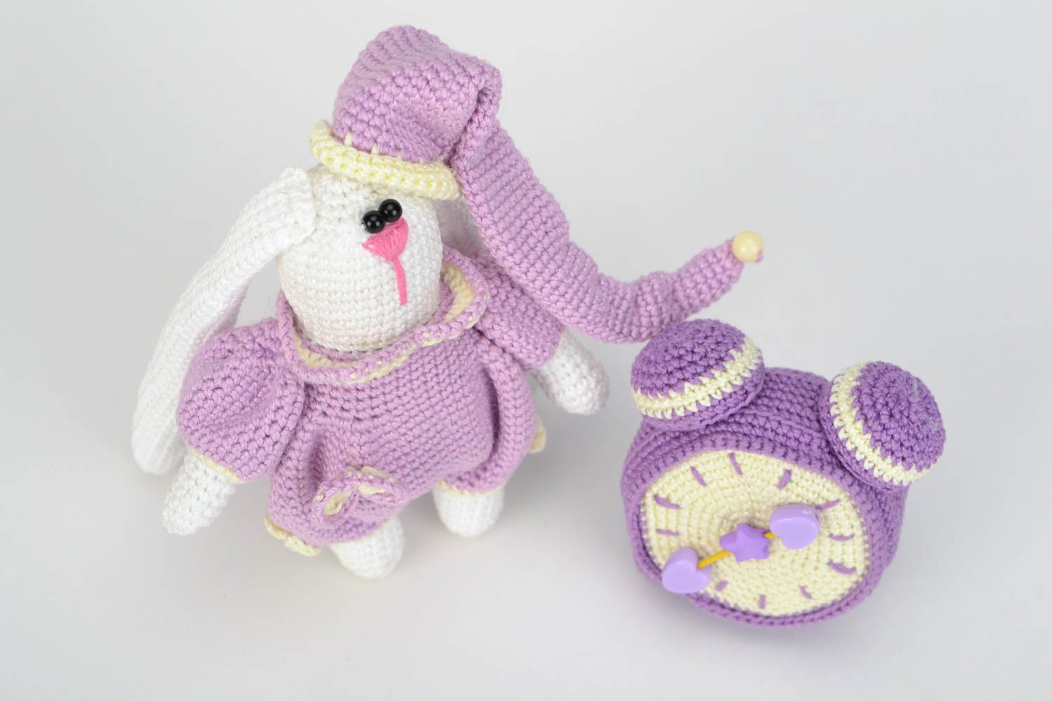 Petite peluche tricotée lilas faite main originale Lapin avec réveille-matin photo 3