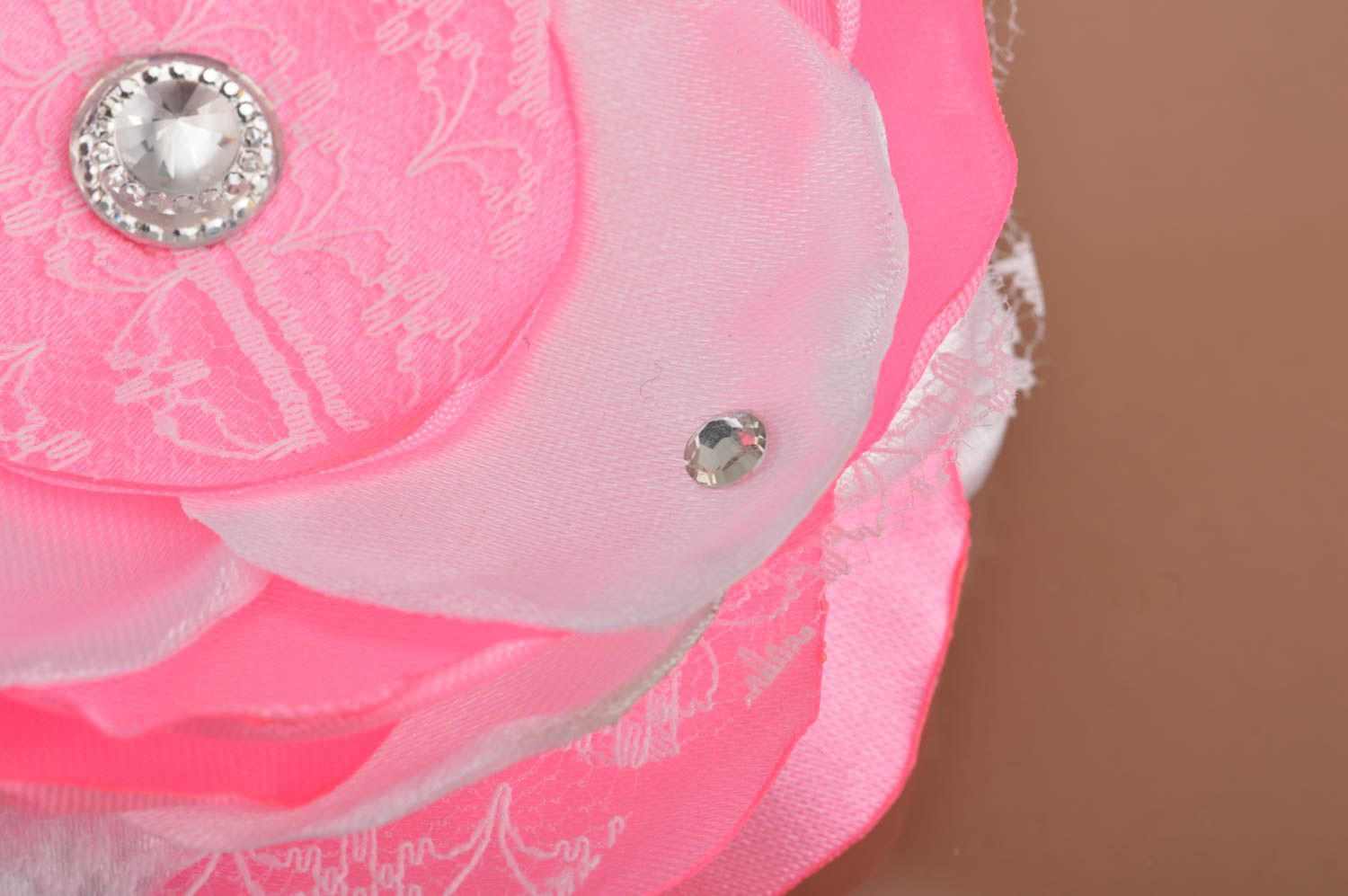 Розовая брошь цветок из атласа и кружева ручной работы нарядная для девочки фото 4