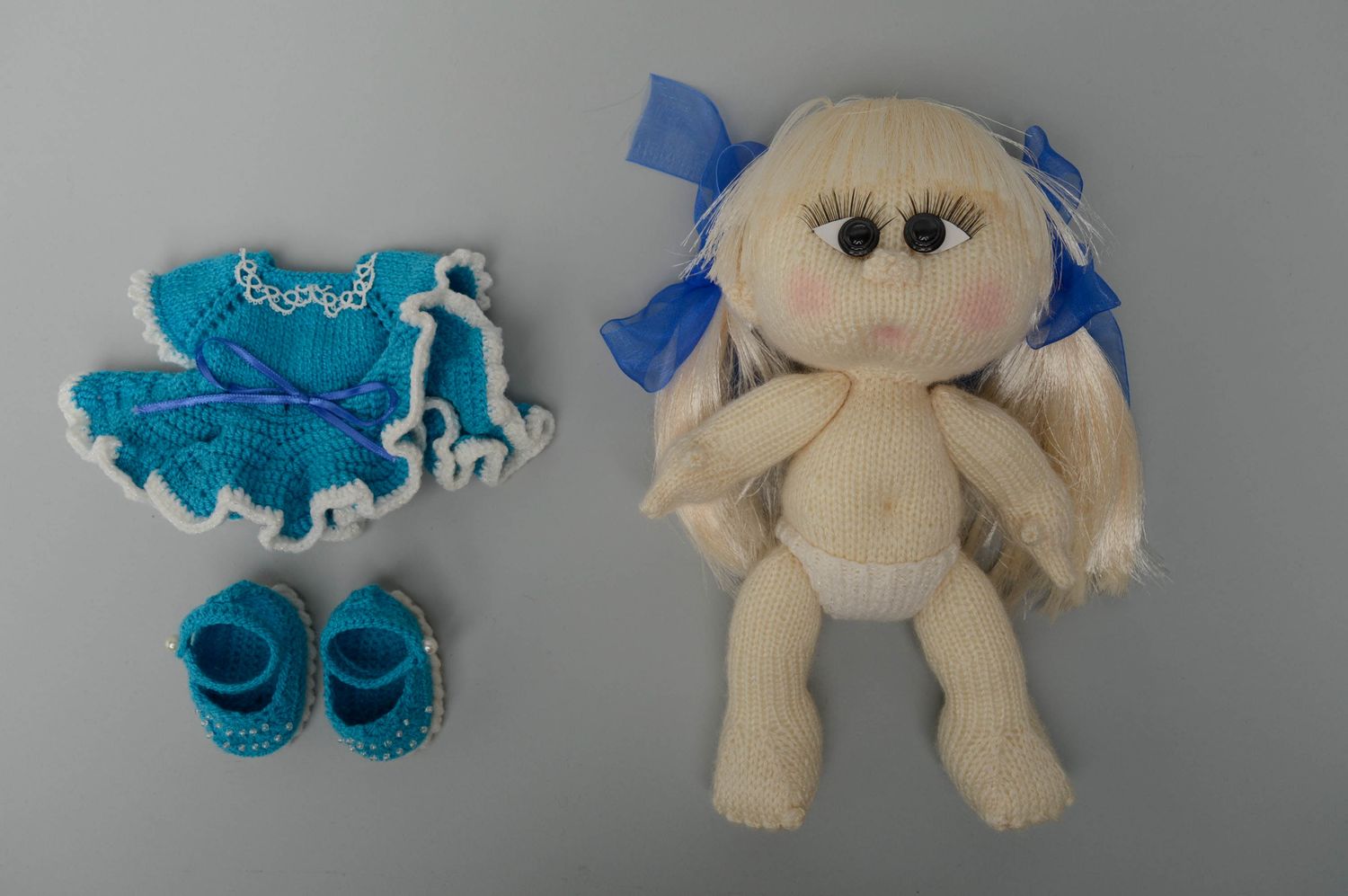 Мягкая вязаная игрушка Девочка в голубом фото 2