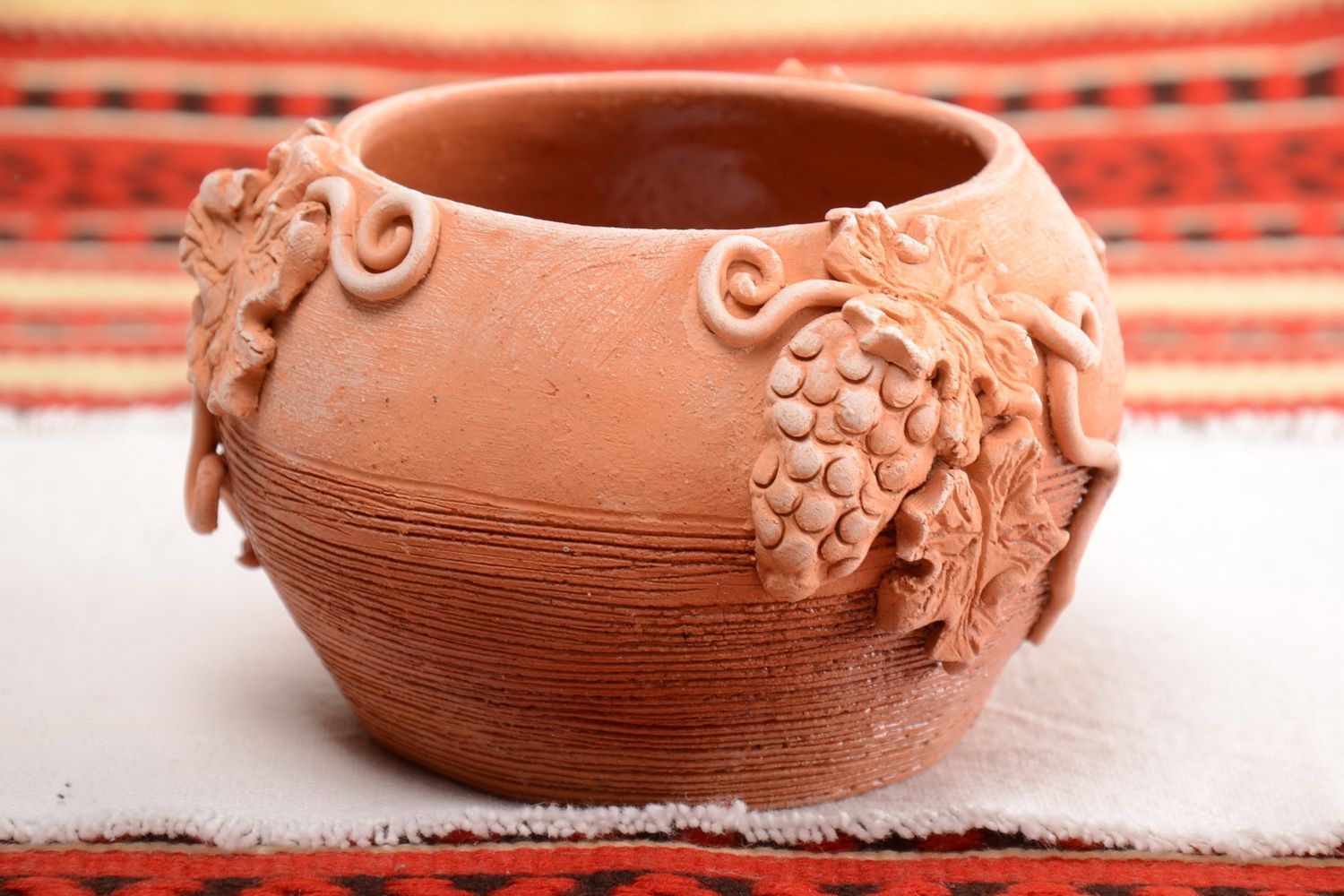 Pot en terre cuite fait main décoratif avec grappes de raisin design original photo 1