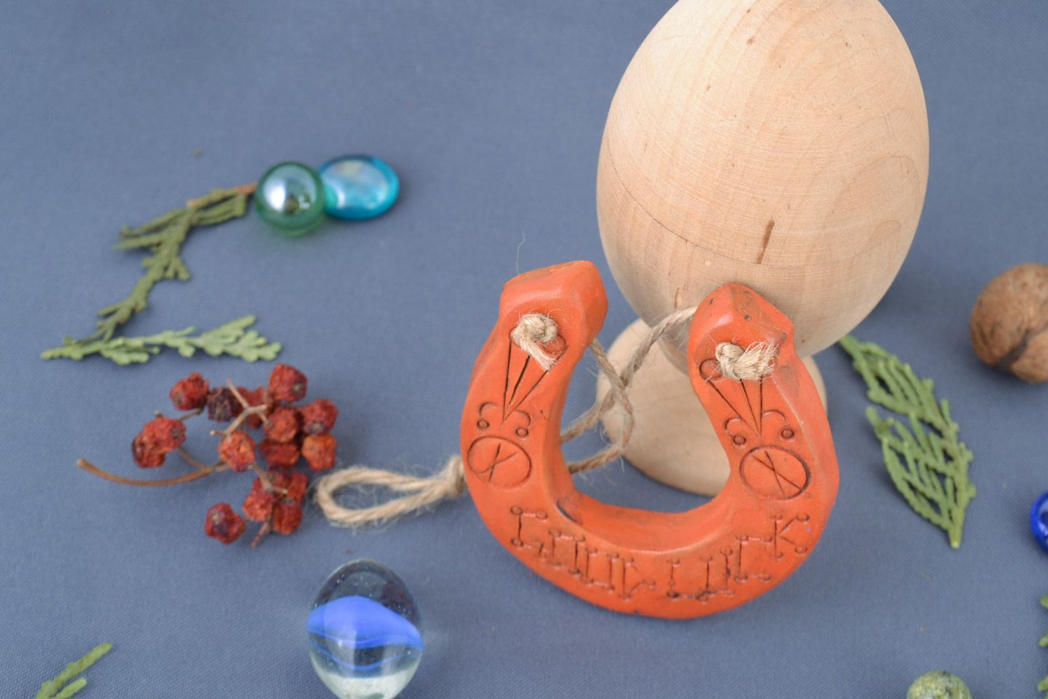 Ferro di cavallo fatto a mano decorazioni in ceramica prodotto in argilla
 foto 1