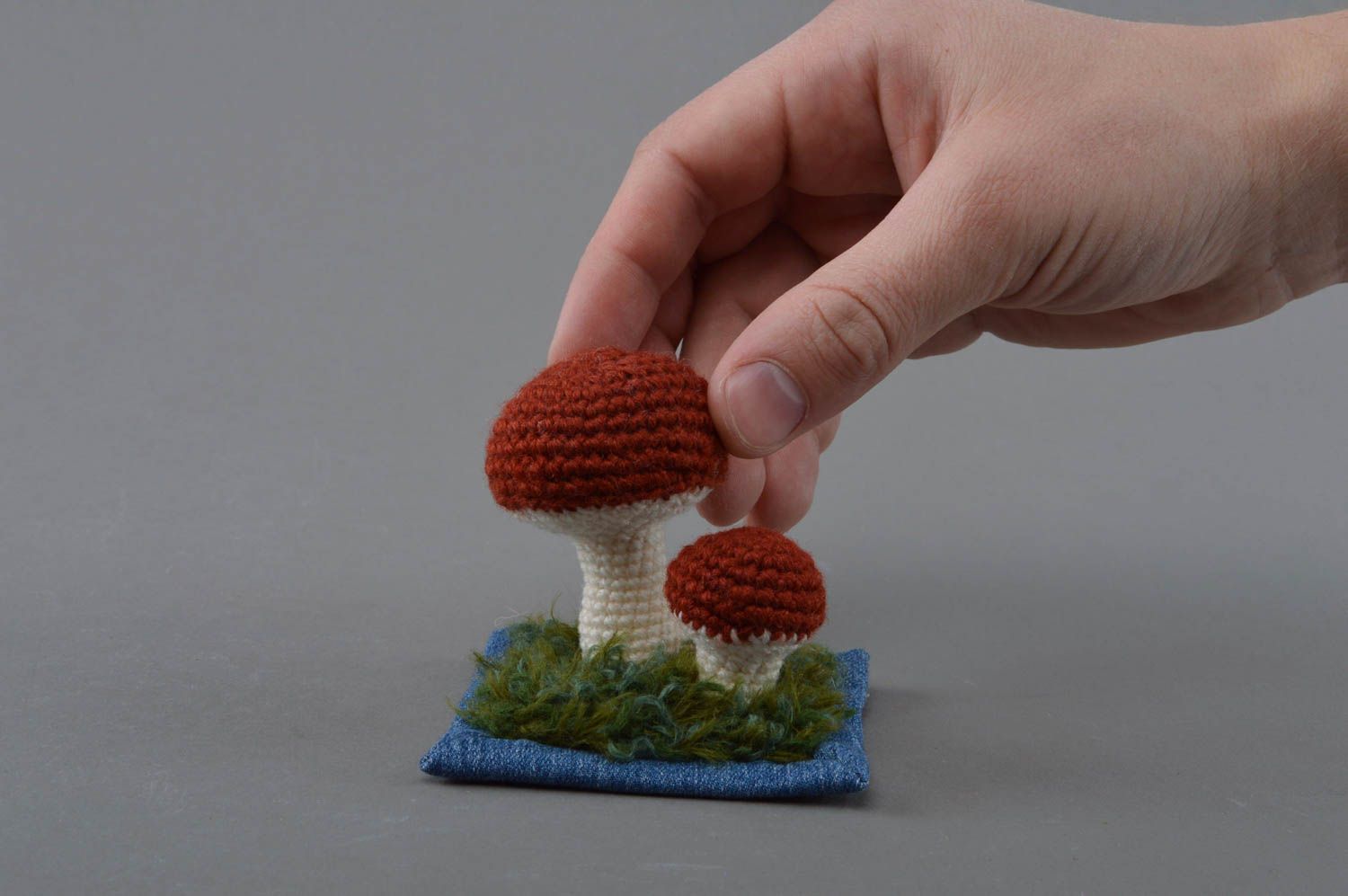 Подушечка для иголок вязаная крючком ручной работы в виде грибов мягкая фото 4