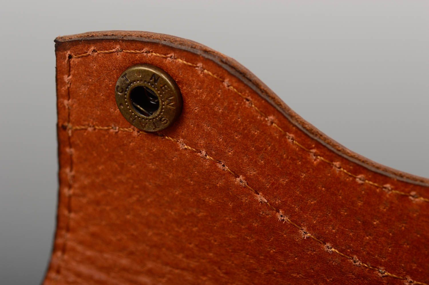 Porte-clés en cuir naturel fait main accessoire original de couleur brune photo 3
