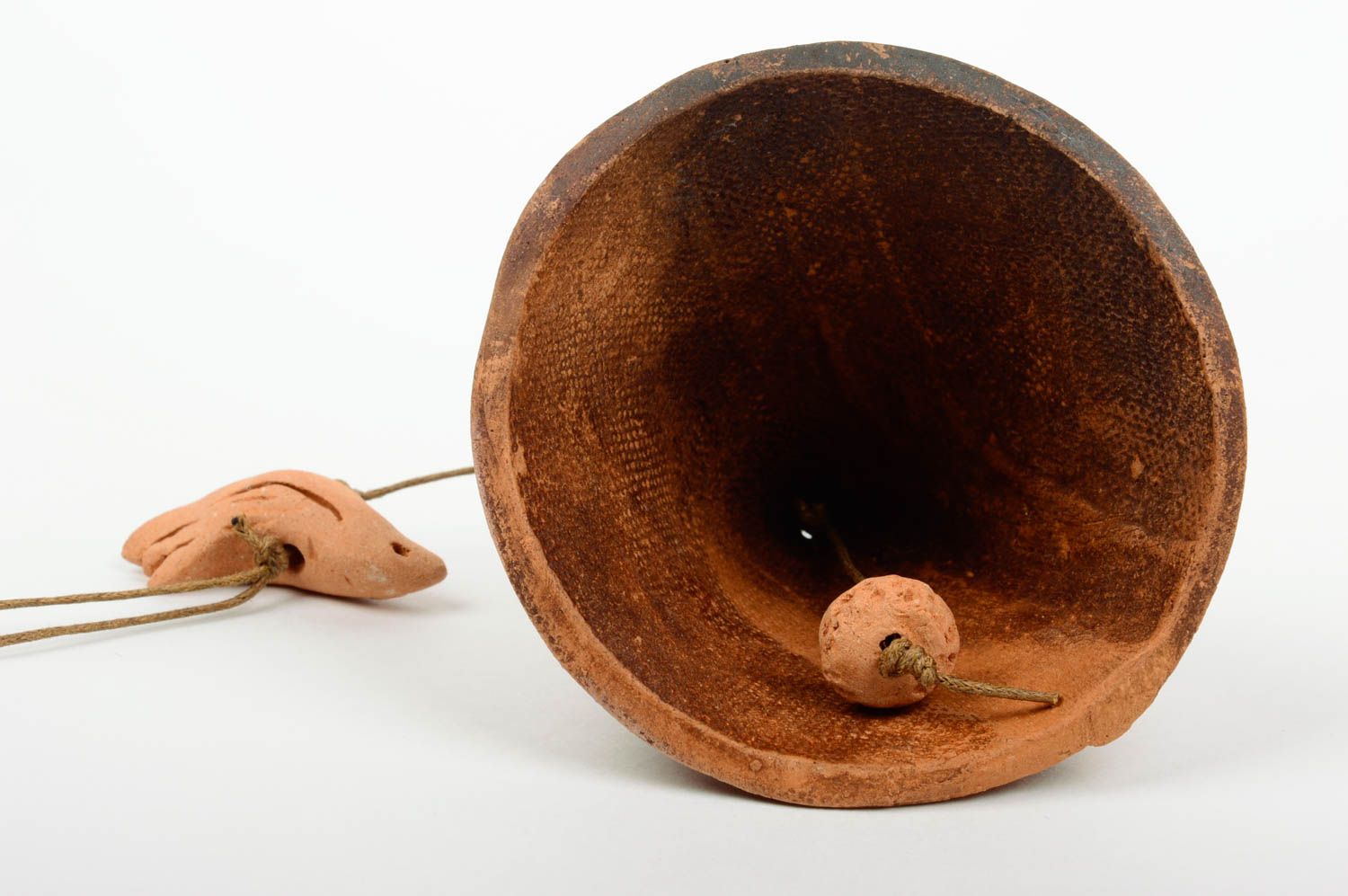 Декоративный керамический колокольчик из глины в технике молочения ручной работы фото 4