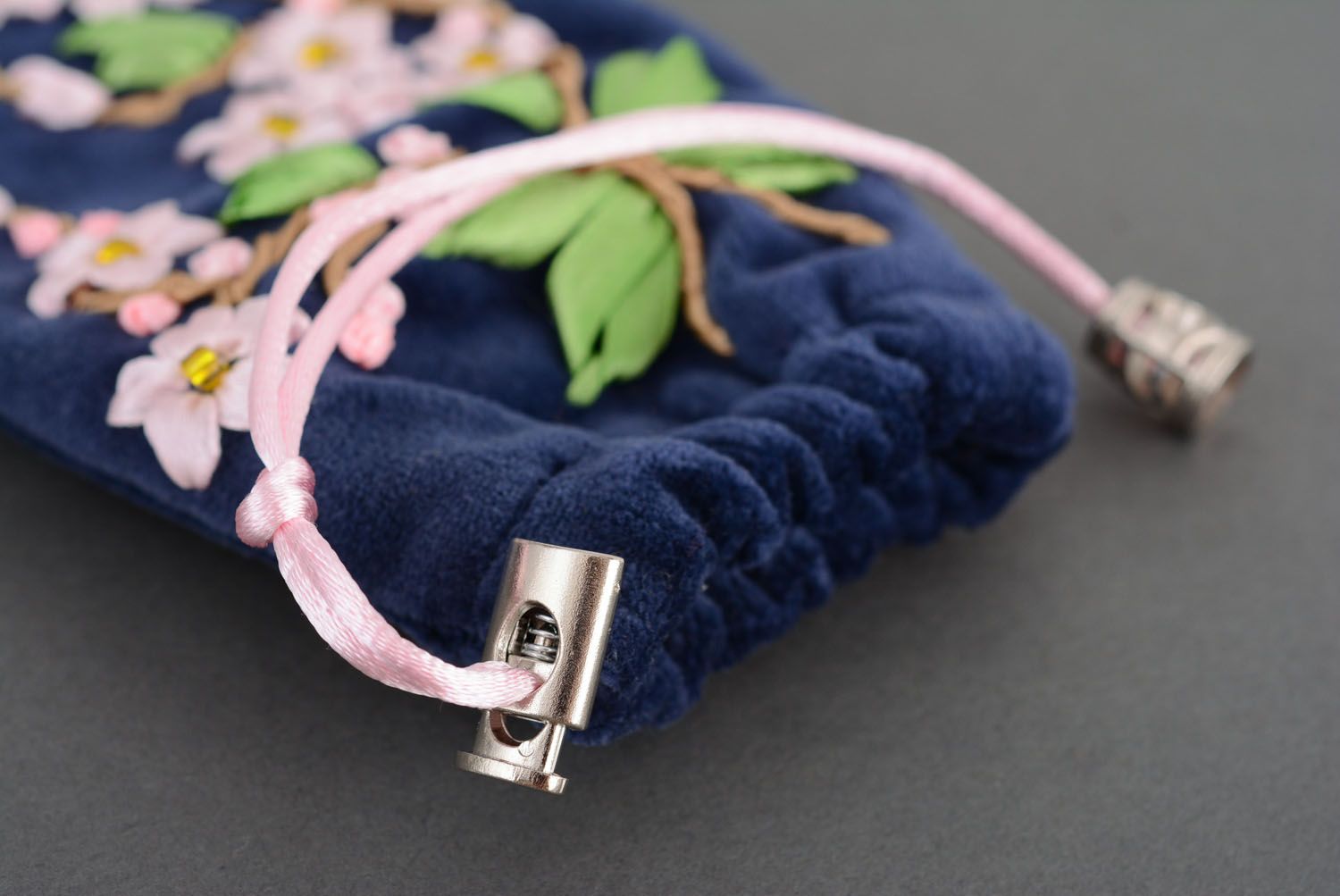 Capa azul para celular feita à mão com bordados Sakura foto 3