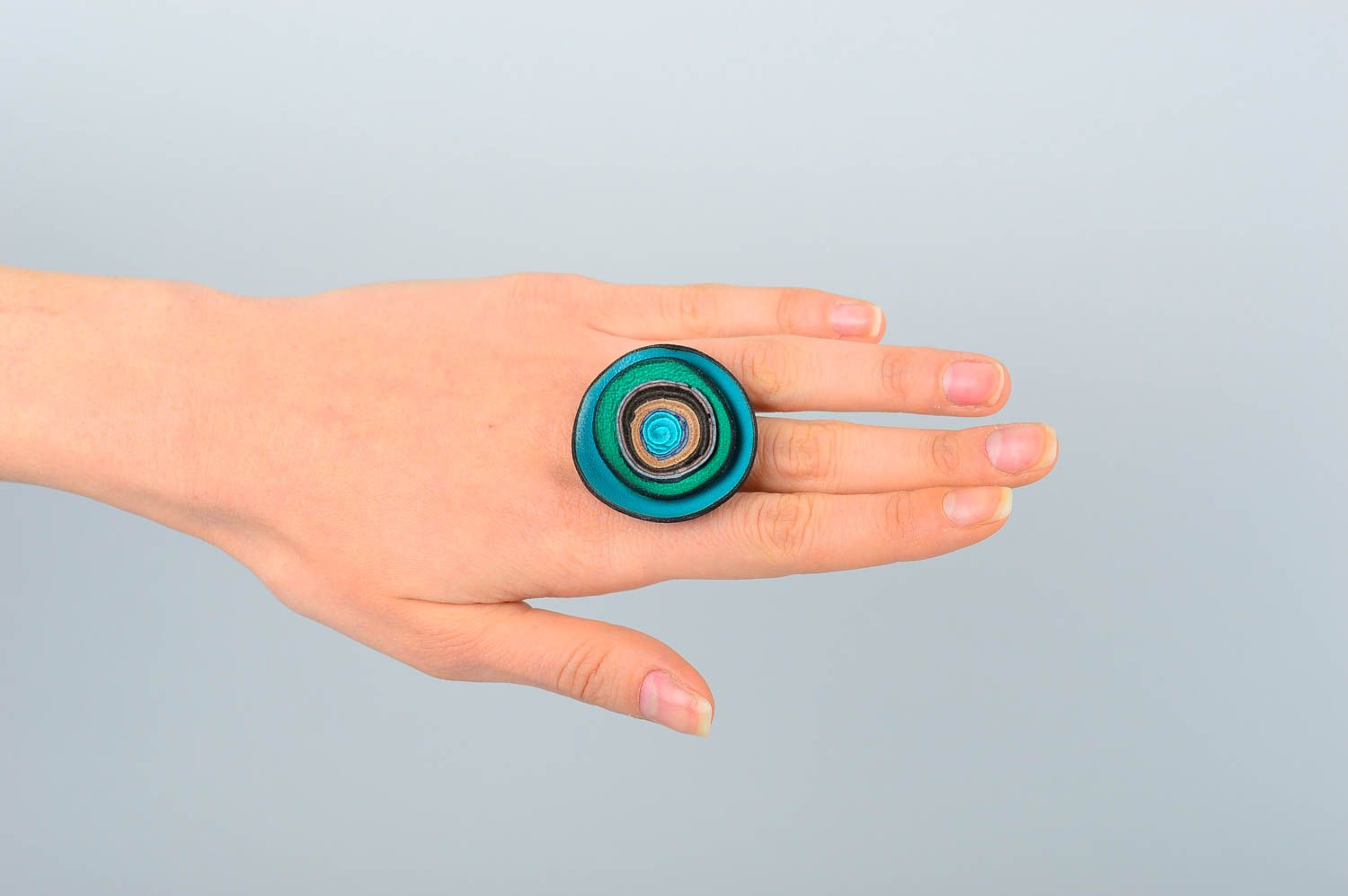 Красивое кольцо ручной работы круглое кольцо из кожи украшение из кожи стильное фото 1