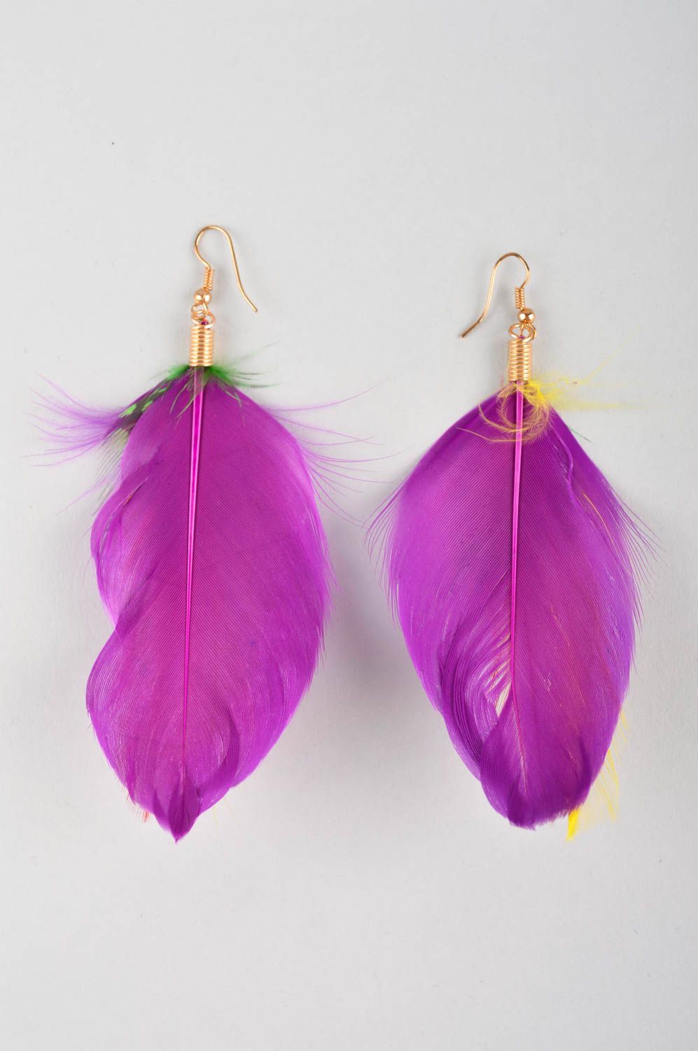 Серьги из перьев хэнд мэйд дизайнерское украшение фиолетовые серьги с подвесками фото 4