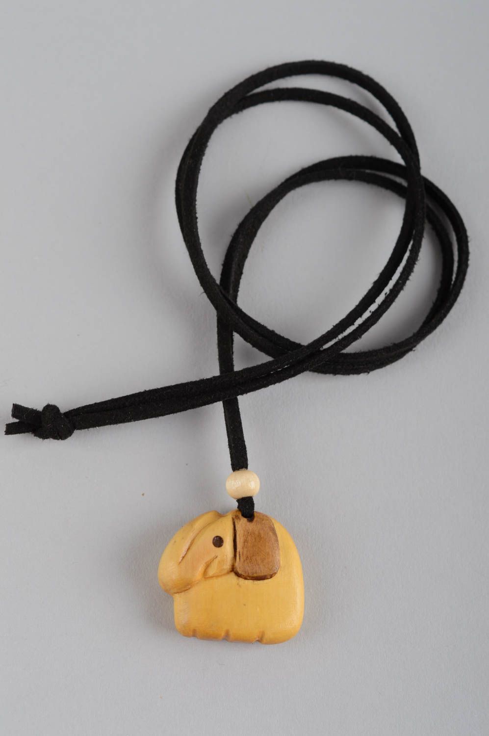 Кулон ручной работы украшение на шею в виде слоника аксессуар из дерева фото 7