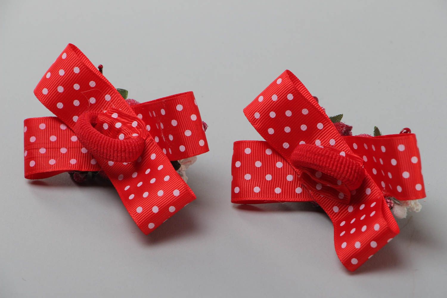 Set of 2 handmade hair bands with small rep ribbon bows and flowers of red color photo 4