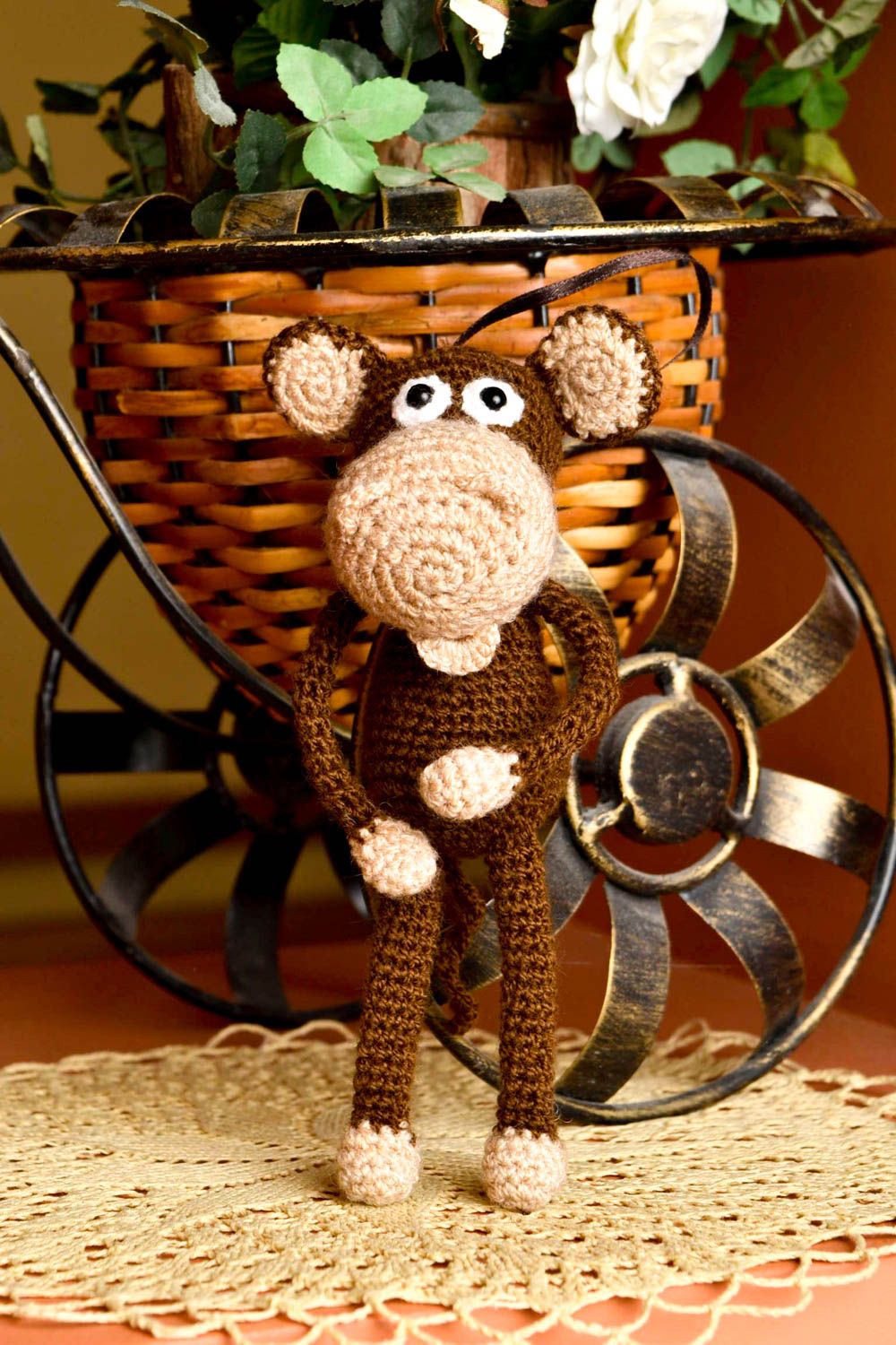 Peluche singe brun fait main Jouet au crochet à suspendre Cadeau pour enfant photo 1