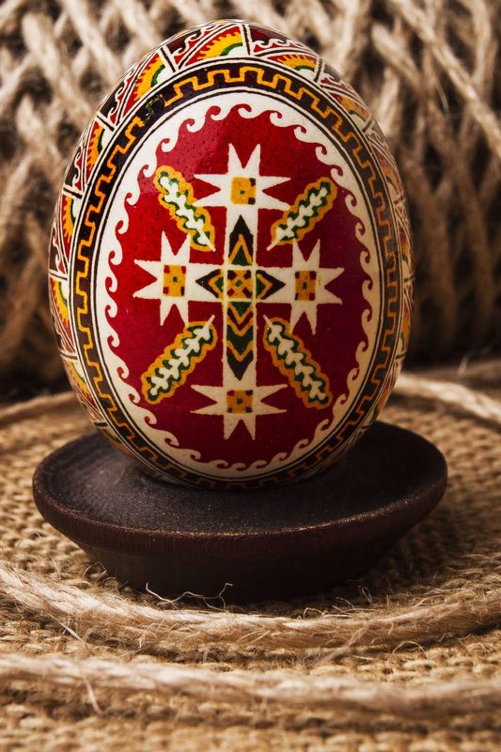 L'uovo di Pasqua ucraino a mano L'uovo decorativo fatto a mano L'uovo pasquale
 foto 1