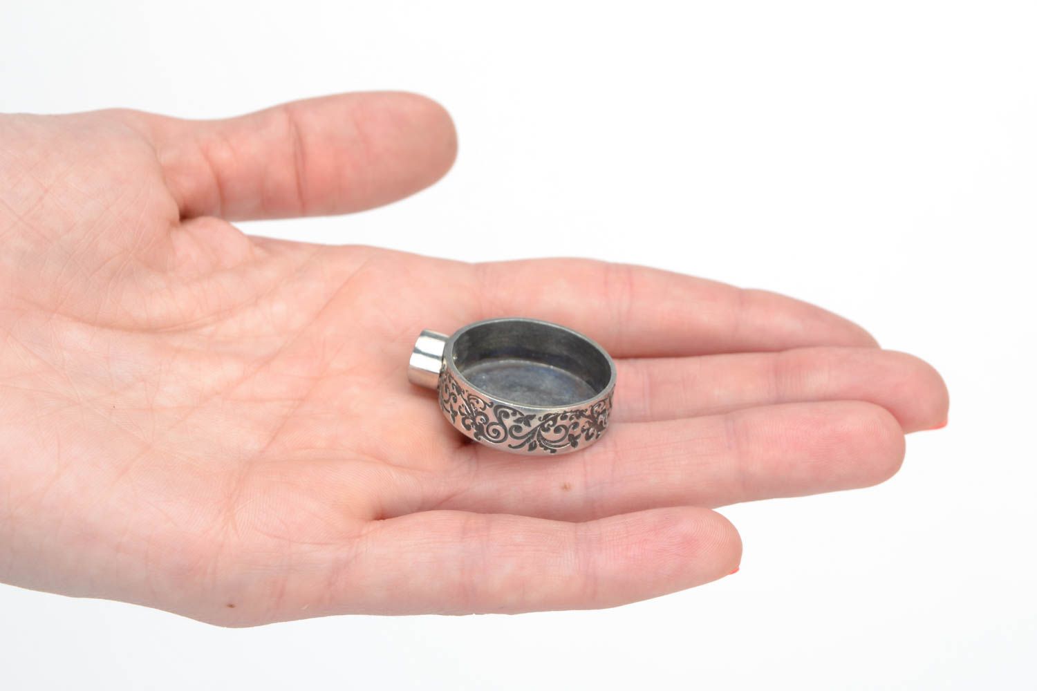 Support pour pendentif en métal rond profond petit fait main avec ornements photo 5