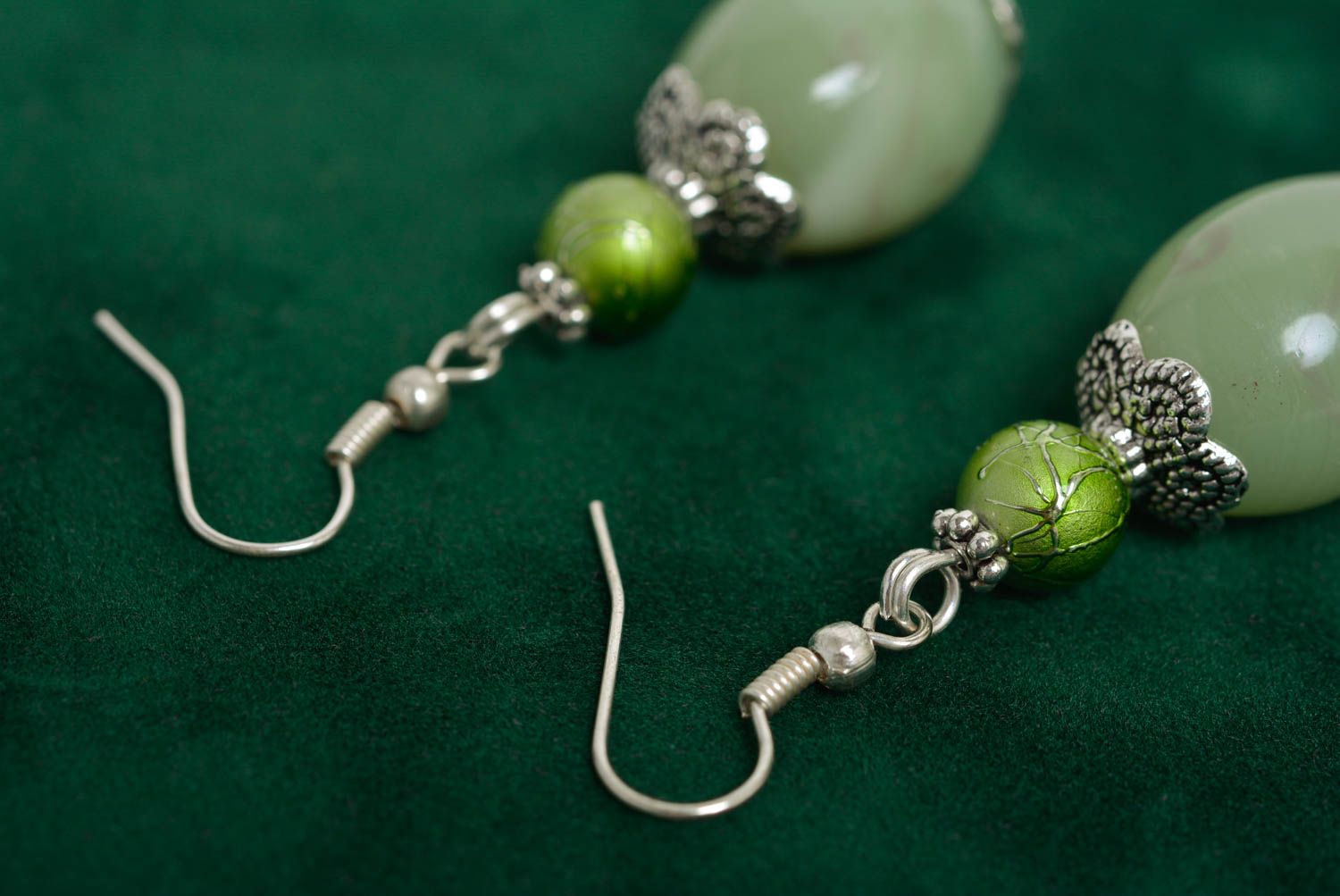 Boucles d'oreilles en perles céramiques vertes faites main pendantes design photo 5