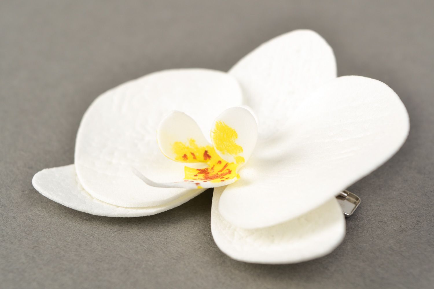 Pinza para el pelo con flor hecha a mano de fom con forma de orquídea blanca foto 5