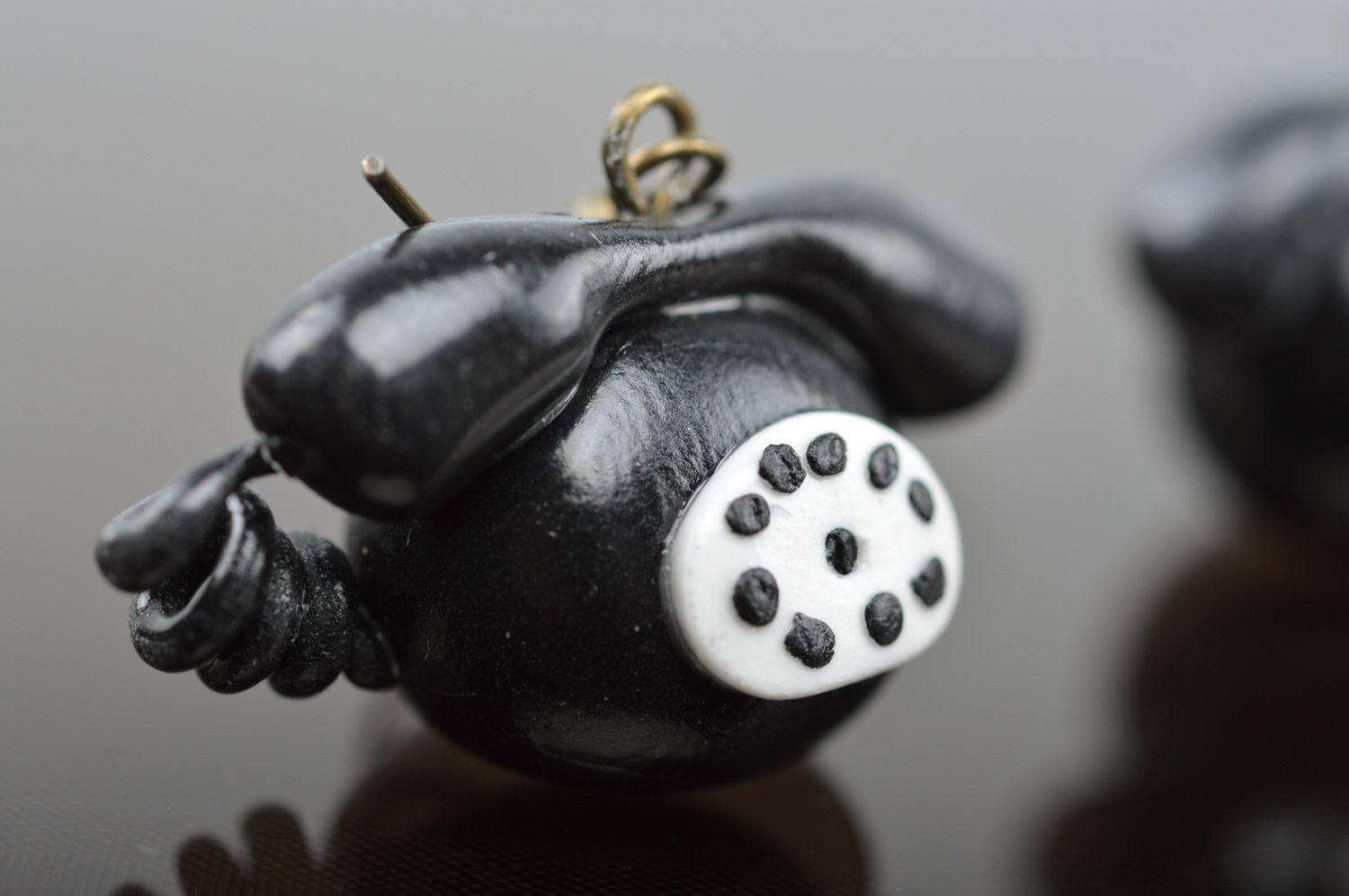 Серьги из полимерной глины черные с белым телефончики ручной работы с подвесками фото 3