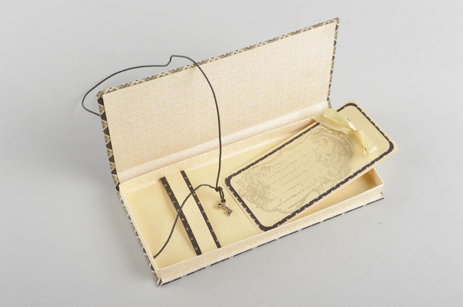 Boîte cadeau rectangulaire à motif fait main en carton technique scrapbooking photo 3