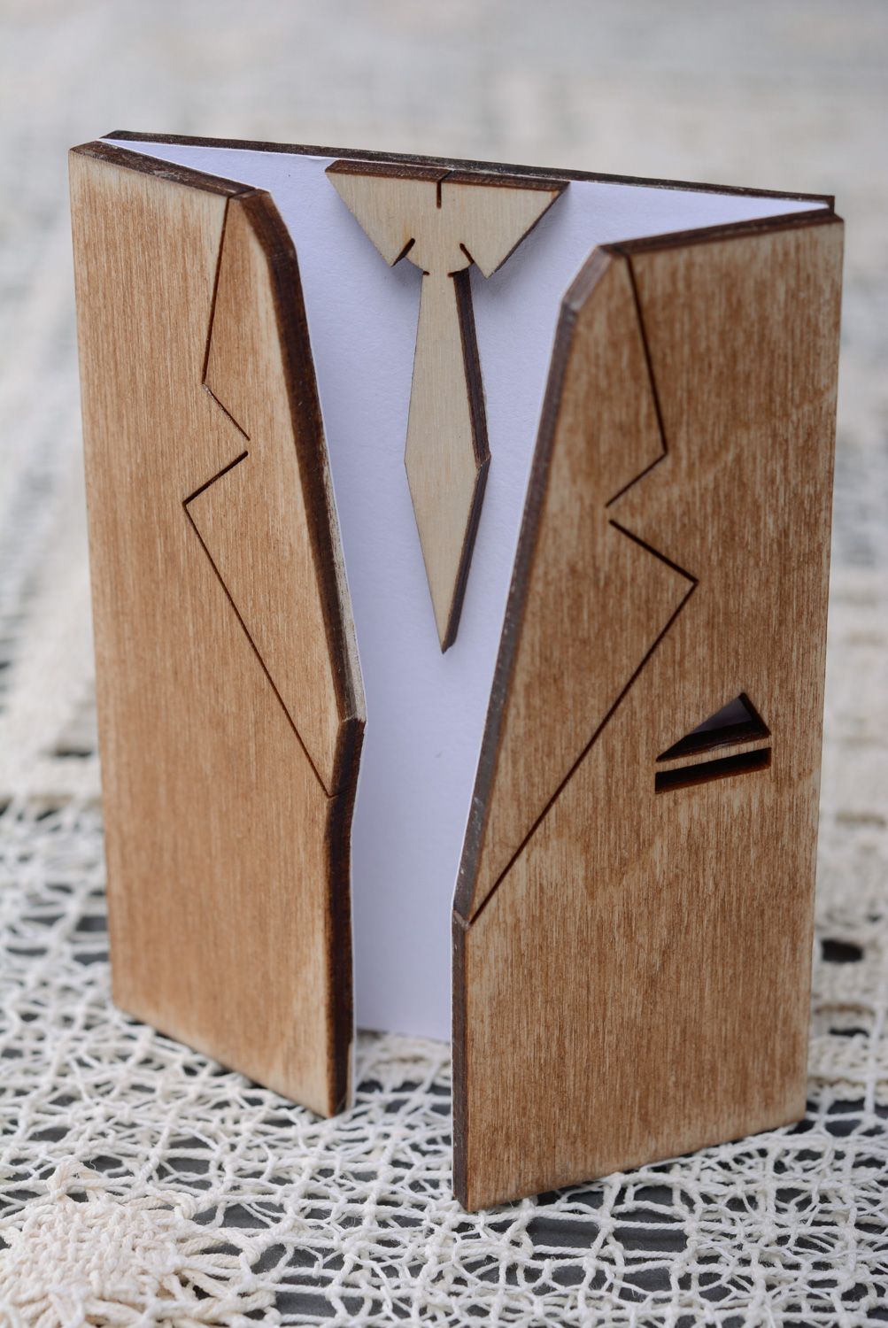 Carte de voeux en bois faite à la main en forme de veste de costume Gentleman photo 5