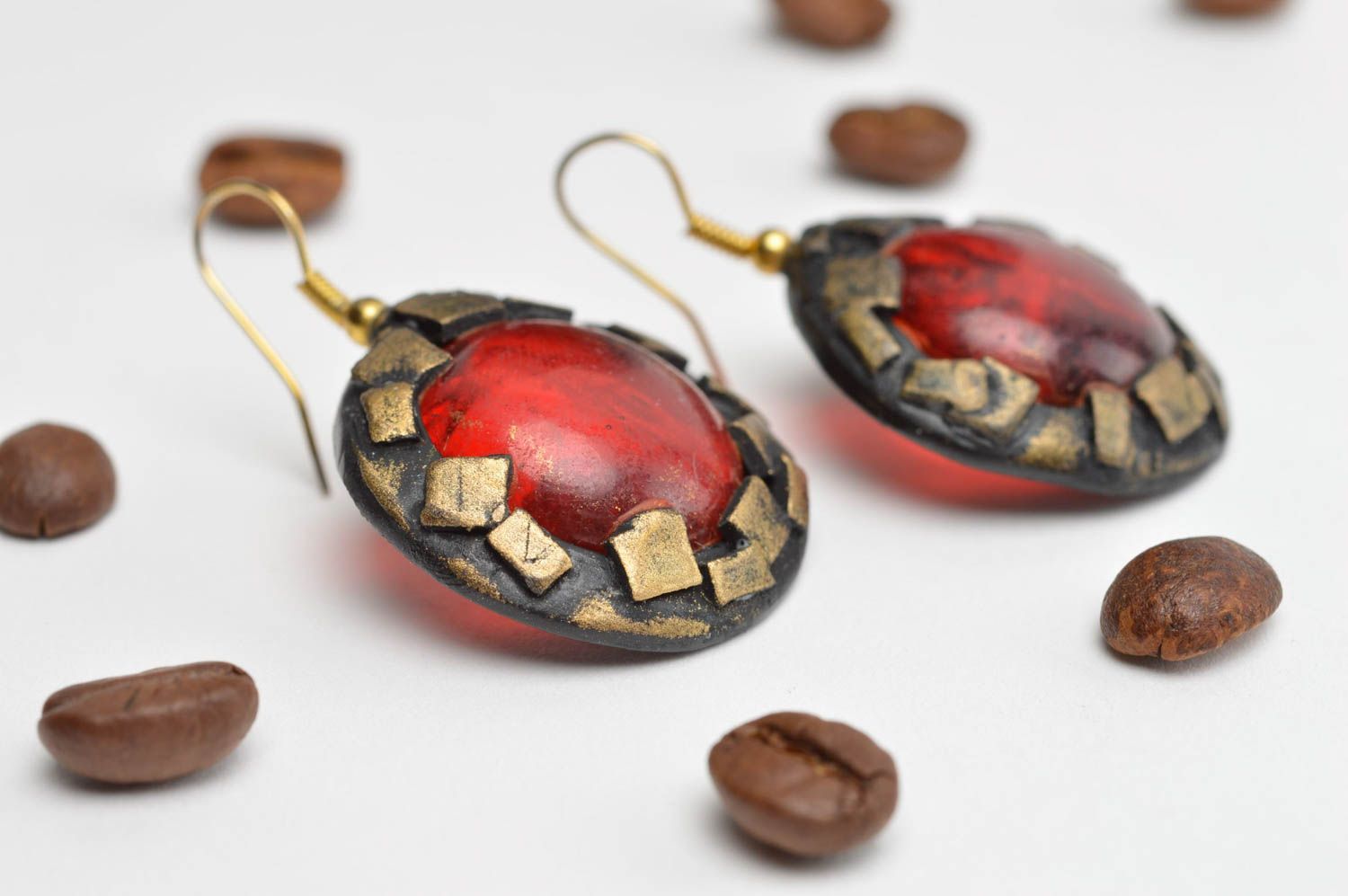 Künstlerische rote Ohrringe aus Glas und Polymerton handmade Schmuck für Frauen foto 1