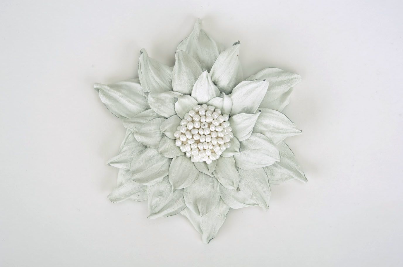 Белая брошь-цветок из кожи фото 2