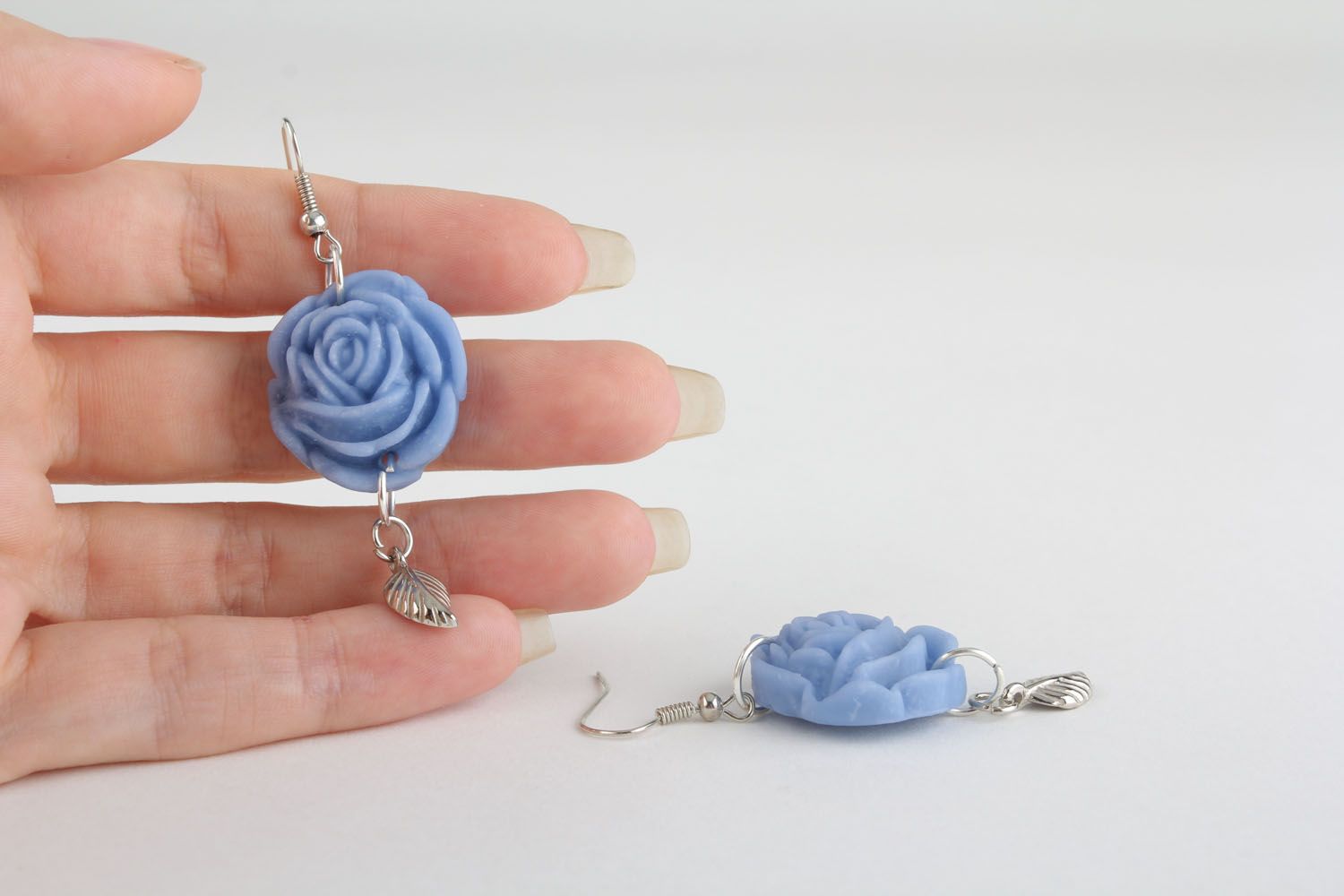 Boucles d'oreilles en argile polymère faites main Rose bleu photo 4