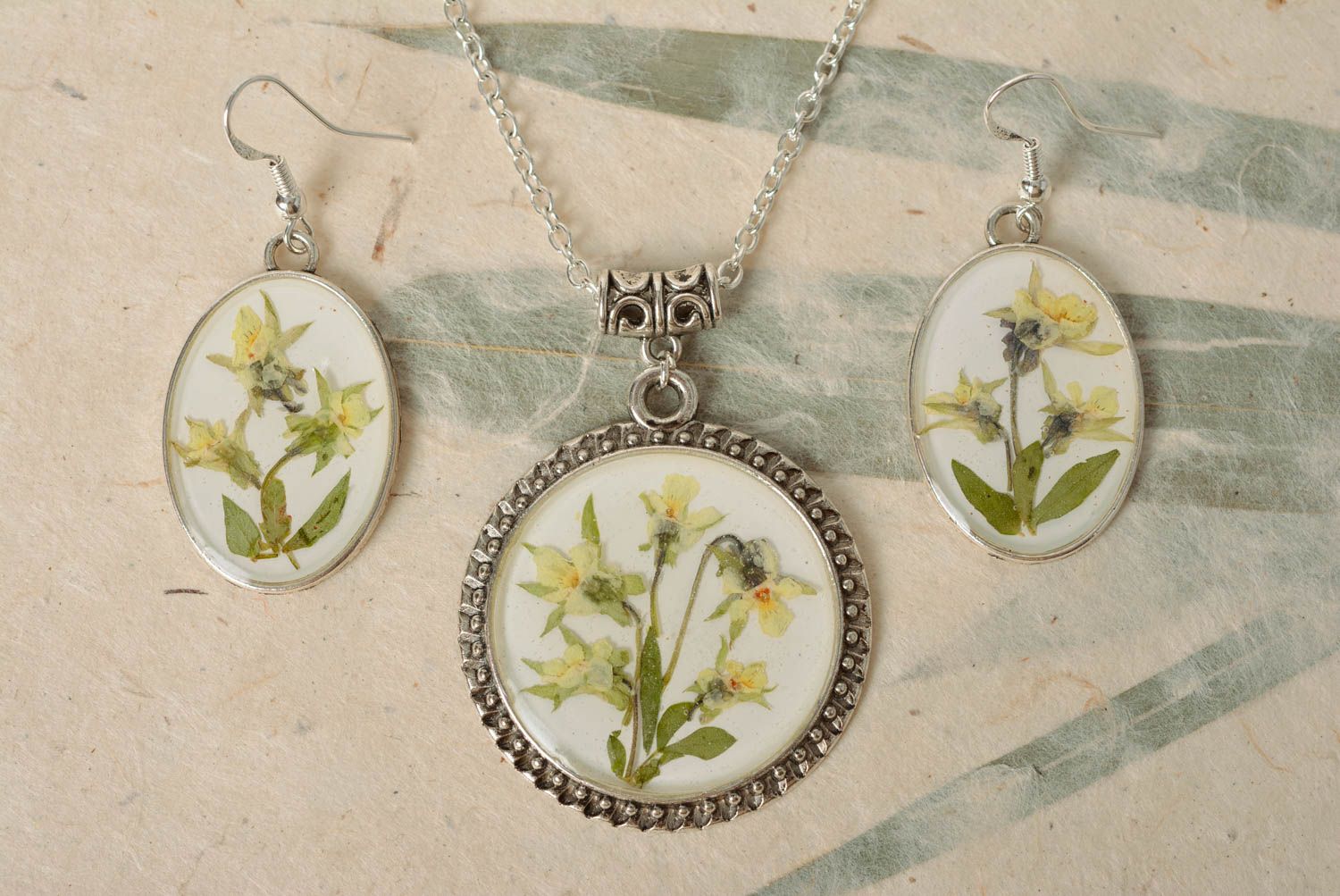 Handmade metal floral epoxy resin jewelry set 2 items necklace and earrings photo 1