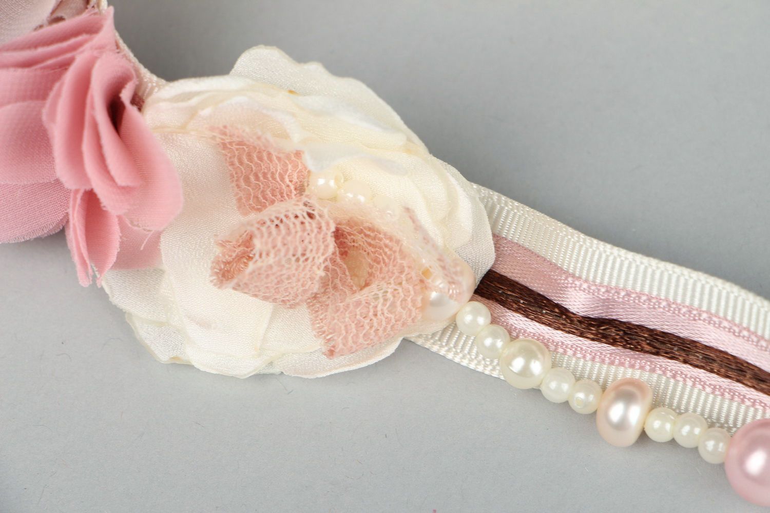 Bridal garter with lace and pearls photo 2