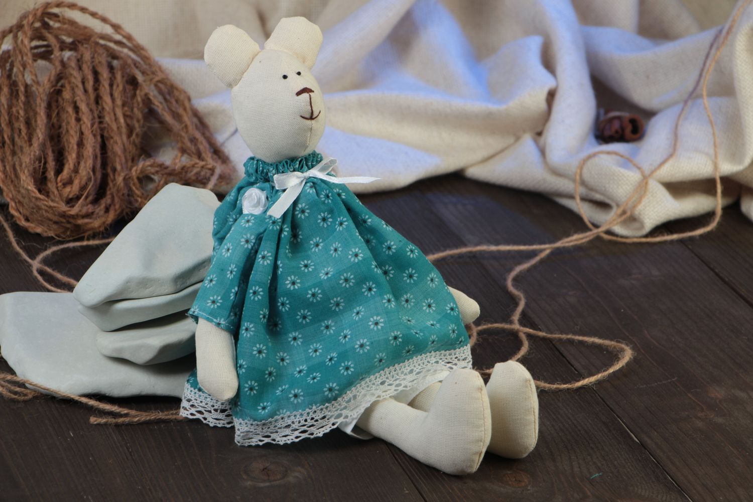 Мягкая игрушка ручной работы мишка белая в платье из бязи и хлопка для детей фото 1