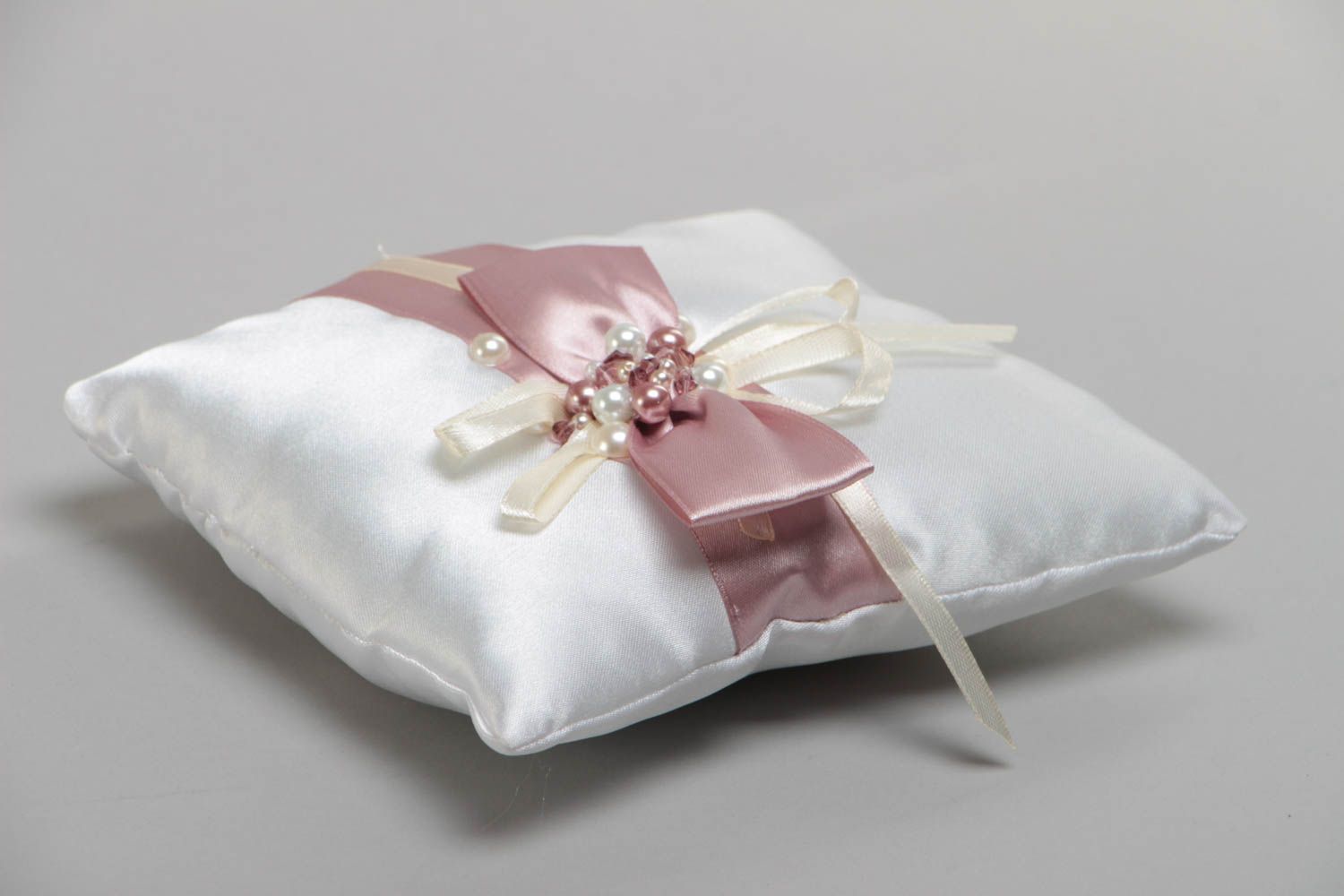 Свадебная подушечка для колец белая с бантом и бусинами красивая ручной работы фото 3