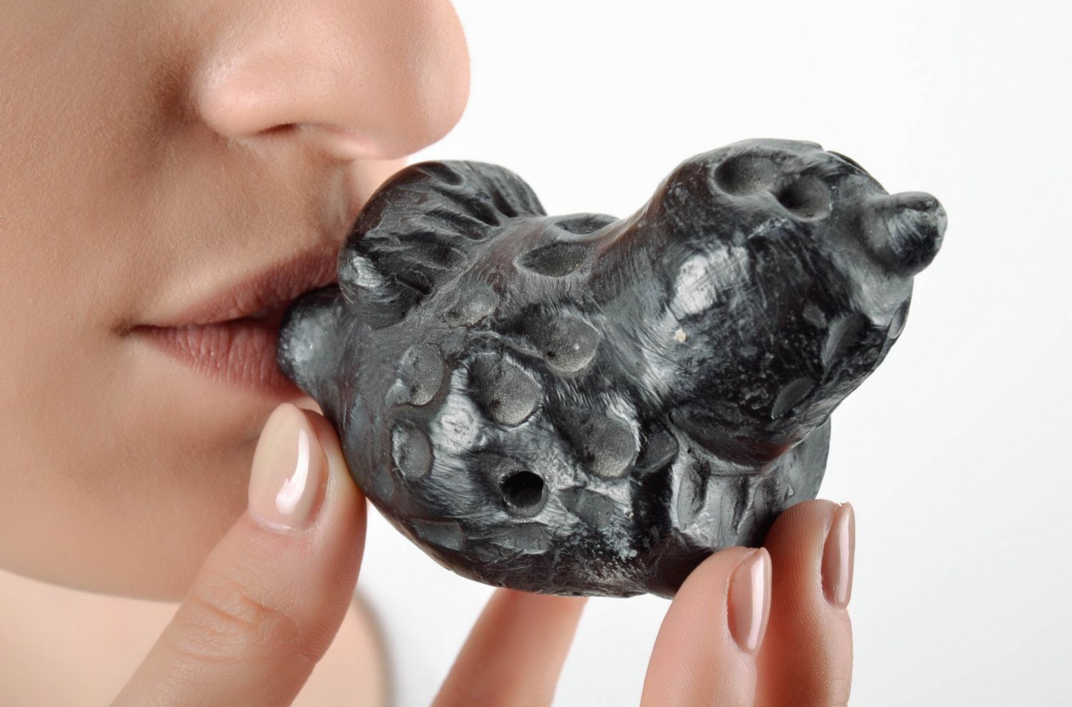 Handmade Lippenpfeife aus schwarz-geräucherter Keramik foto 5
