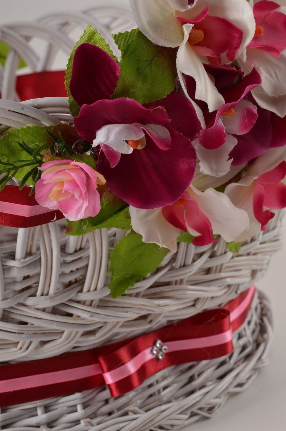 Плетеная корзина с цветами ручной работы изделие из лозы подарок женщине фото 3