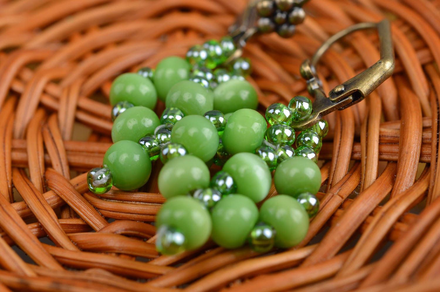 Серьги из натуральных камней длинные зеленые с бисером красивые ручной работы  фото 3