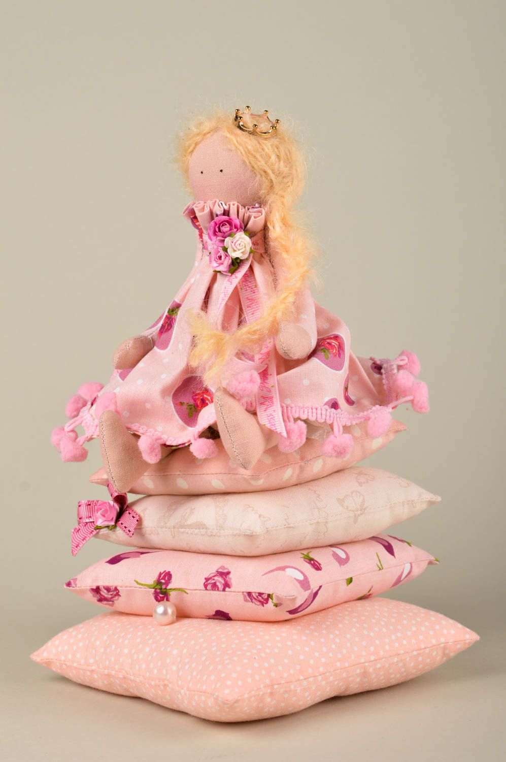 Handmade Deko Puppe aus Stoff Geschenk Idee Spielzeug Puppe auf Kissen in Rosa foto 1