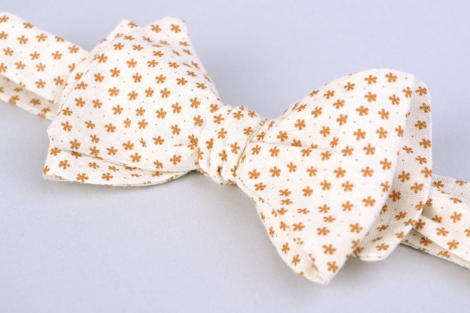 Light handmade bow tie sewn of American cotton with tender floral pattern unisex photo 3