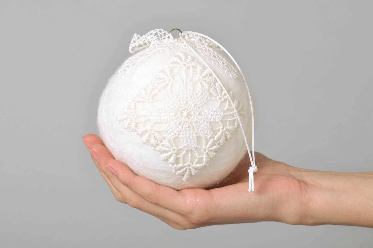 Boule de Noël blanche en laine faite à la main photo 5