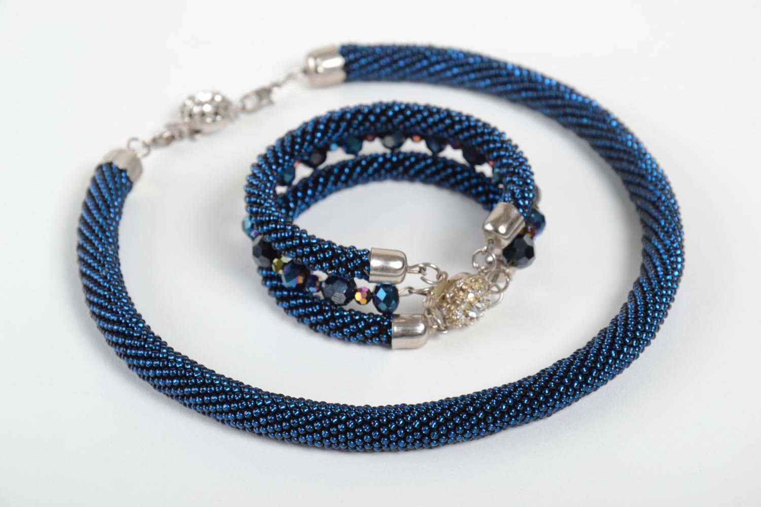 Комплект украшений из бисера колье и браслет жгуты ручной работы синие с отливом фото 3