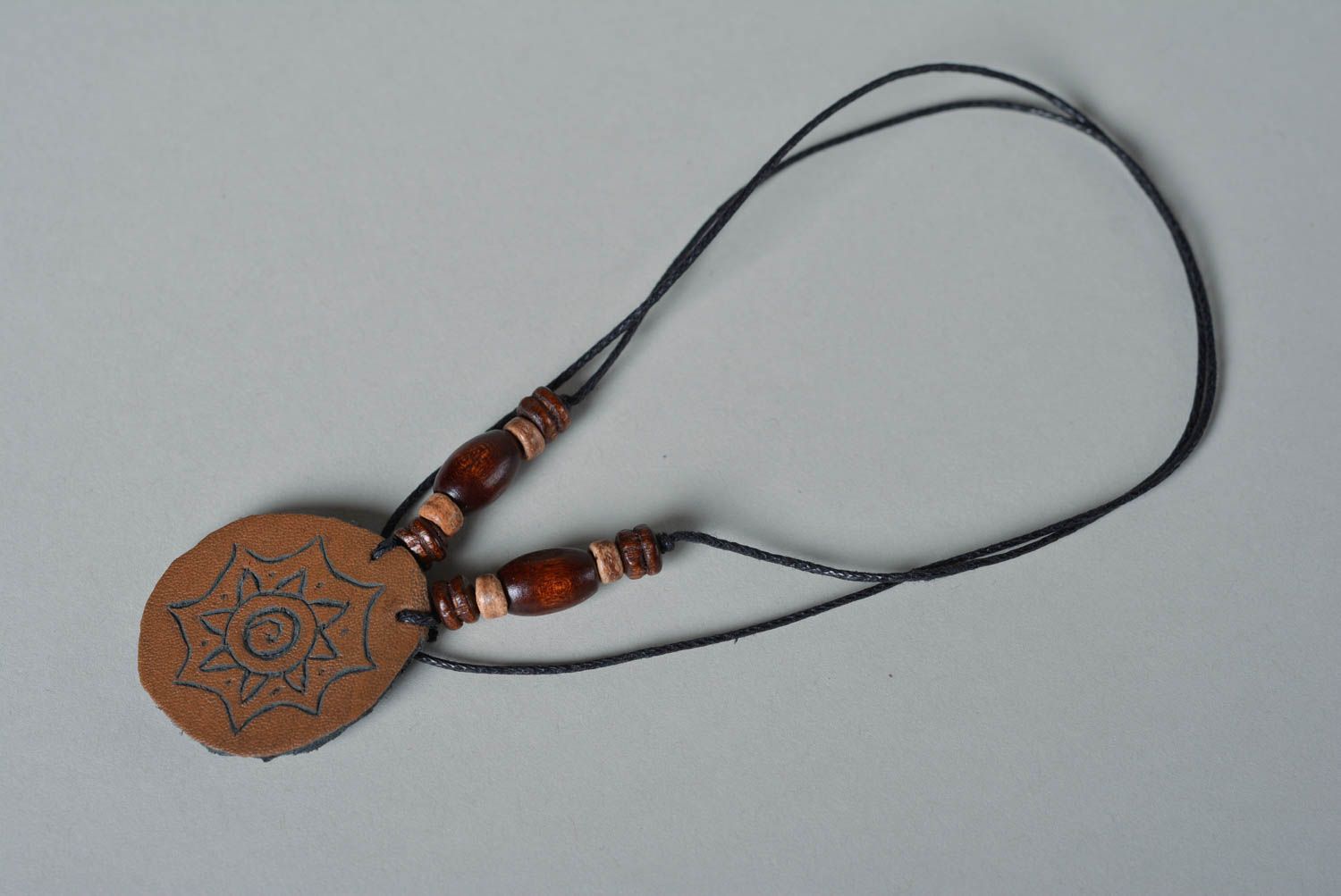 Handmade Halskette mit Anhänger Leder Accessoire schöner Schmuck braun foto 3