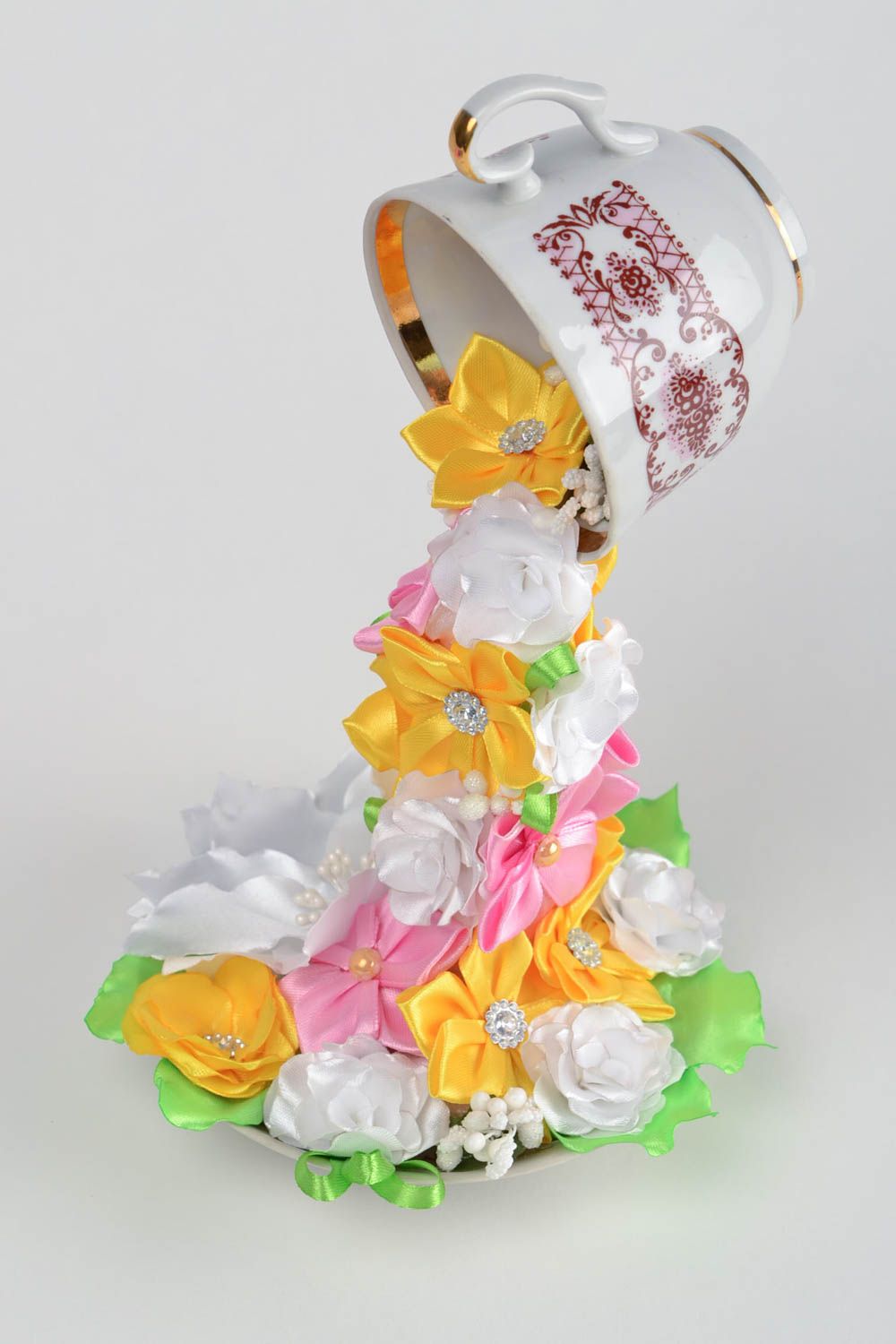 Летающая чашка с цветами из атласных лент проливашка ручной работы для декора фото 4